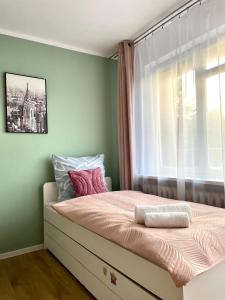 什切青Beautiful rooms in Szczecin - parking Gratis的一间卧室配有一张带窗户的床