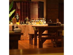宇流麻Hotel Hamahigashima Resort - Vacation STAY 10570v的餐厅的桌子和饮料