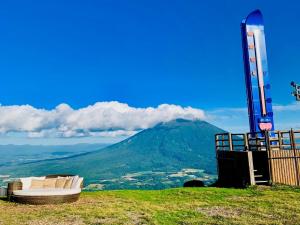 俱知安町TORIFITO HOTEL&POD NISEKO - Vacation STAY 81523v的山丘上床,山底下床