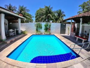 SirinhaémCasa de praia com piscina para família的房屋前的游泳池