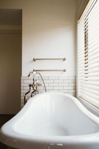 克莱德Monte Christo Winery Cottages的带窗户的浴室内的白色浴缸