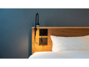 松山dogo hakuro - Vacation STAY 80204v的卧室配有白色的床和黑灯