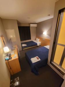 泉佐野HOTEL SEAGULL - Vacation STAY 04630v的酒店客房设有两张床和窗户。