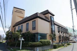 泉佐野HOTEL SEAGULL - Vacation STAY 04630v的一座有标志的建筑,上面写着酒店标志