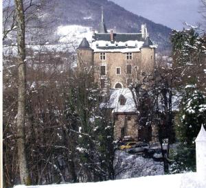 Saint-Martin-dʼUriageLe Belvédère de la grand croix dans le chateau d'uriage的一座古老的城堡,上面有雪