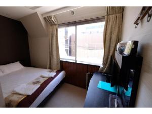 东京Tabata Oji Hotel - Vacation STAY 89820v的小房间设有床和窗户