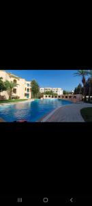 哈马马特Appartement résidence Port yasmine hammamet的享有大楼内游泳池的景致