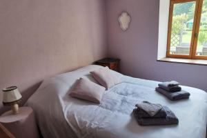 le moulin des riviéres的卧室配有白色的床和2条毛巾