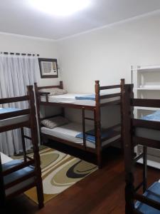 布卢梅瑙Blu Hostel的带两张双层床和两把椅子的房间