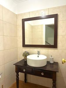 圣维森特Casa das Ginjas的一间带水槽和镜子的浴室