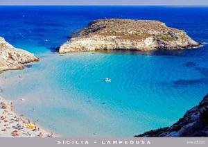 兰佩杜萨Blu Mare Lampedusa Bed And Breakfast的水面上有很多人的海滩