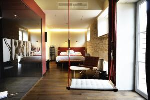 图尔尼特拉斯酒店的客房设有带一张床和一张桌子的卧室