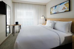 纽约TownePlace Suites by Marriott New York Manhattan/Times Square的卧室设有一张白色大床和一扇窗户。