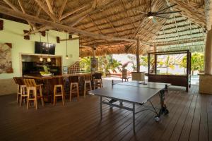 珀拉什奇亚Little Harvest Caye - Your Own Private Island的厨房以及带桌椅的用餐室。