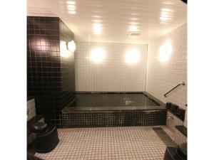 堺市Hotel Aston Hotel Osaka Sakai - Vacation STAY 97564v的带浴缸的浴室和2个卫生间