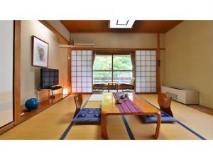 YokokuraOyado Kotobuki - Vacation STAY 97600v的客厅配有桌椅