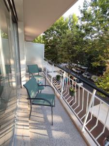 昂蒂布BNB RENTING Brand new 2 bdr apartment in Antibes的阳台配有椅子,享有街道的景色