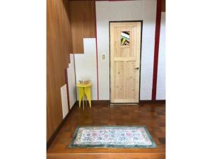 安昙野市Hinata Sanso - Vacation STAY 02668v的走廊上设有门,地板上铺有地毯