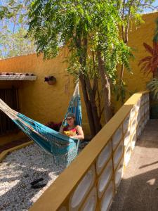 哥伦比亚港Villa Margarita的坐在院子里吊床上的人