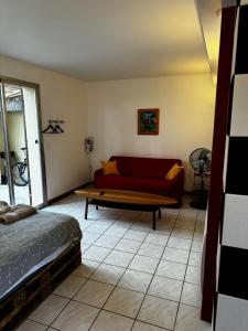 卡西斯Rêves de vie Studio avec terrasse le Figuerolles的客厅配有红色沙发和茶几