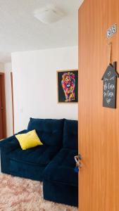 坎皮纳斯Ap Confort Premium的门旁客厅的蓝色沙发