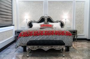 凯夫拉维克Diamond Suites by Reykjavik Keflavik Airport的一间卧室配有一张带黑色和红色毯子的床