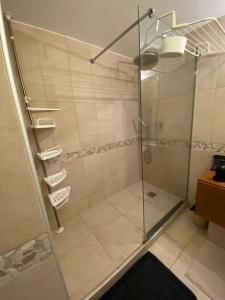 波克罗勒岛Appartement climatisé 50m2 centre du village的浴室里设有玻璃门淋浴