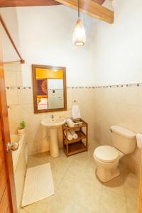 皮萨克查斯卡皮萨卡旅馆的一间带卫生间、水槽和镜子的浴室