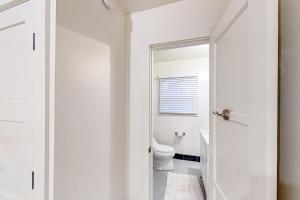 圣地亚哥Casita Azul的白色的浴室设有卫生间和水槽。