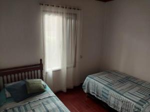 Dos de MayoLa esquina的一间卧室设有一张床和一个窗口