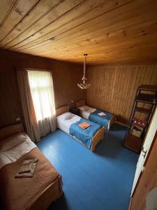 安布罗劳里Sad Meli Wines的小木屋内一间卧室,配有两张床