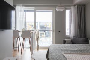 库奥皮奥City Apartment Kallaveden Marina的一间卧室配有一张床和一张桌子及椅子