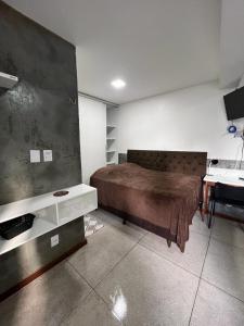 贝伦STUDIO 304 | WIFI 600MB | RESIDENCIAL JC, um lugar para ficar.的一间卧室配有一张床、一张桌子和一个水槽