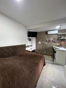 贝伦STUDIO 304 | WIFI 600MB | RESIDENCIAL JC, um lugar para ficar.的一间带大床的卧室和一间厨房