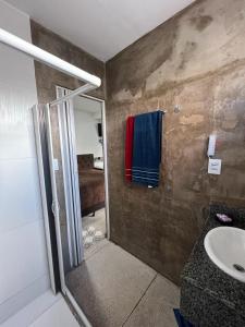 贝伦STUDIO 304 | WIFI 600MB | RESIDENCIAL JC, um lugar para ficar.的浴室配有水槽和墙上的毛巾