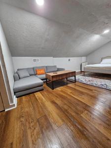 拉斐特Clinton Studio的客厅配有沙发和1张床
