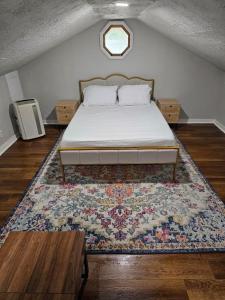 拉斐特Clinton Studio的卧室配有一张铺在地板上的地毯。