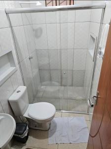 博阿维斯塔Apartamento boa vista RR的带淋浴、卫生间和盥洗盆的浴室