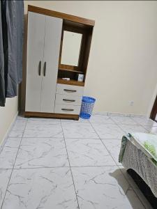博阿维斯塔Apartamento boa vista RR的一间设有白色橱柜和瓷砖地板的客房