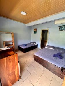 蒙特苏马Hotel Ticozuma的一间卧室设有两张床和木制天花板