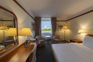 莫斯科雷迪森酒店的酒店客房设有床和窗户。