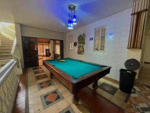 瓜亚基尔加尔萨别墅旅馆的台球室,内设台球桌