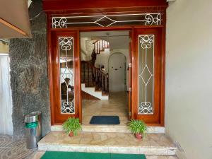 瓜亚基尔加尔萨别墅旅馆的房屋的前门,有楼梯