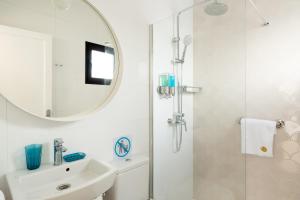 查德尔帕罗奥Delmar Natur - Sama的带淋浴、盥洗盆和镜子的浴室