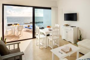 查德尔帕罗奥Delmar Natur - Sama的一间带桌子的客厅和一间享有海景的厨房