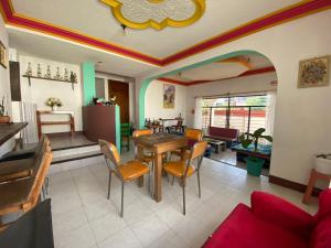 瓦哈卡市Casa EL Mundo的客厅配有桌椅