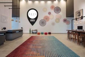 迪拜Rove Healthcare City - Bur Dubai的一间铺有大地毯的客房
