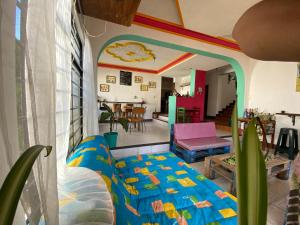 瓦哈卡市Casa EL Mundo的一间设有床铺和客厅的房间