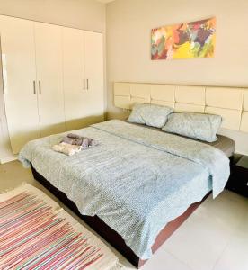 赫尔格达El Gouna Seaduction Breeze !的一间卧室配有一张带毯子和枕头的床。