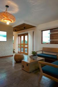拉特瓦伊达Cannatel Exclusive Hotel的客厅配有沙发和桌子